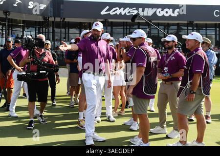 Doral, USA. April 2025. Marc Leishman vom Ripper GC spricht mit seinem Caddie nach dem letzten Tag des LIV Golf Invitational 2025 - Miami am 6. April 2025 auf dem Trump National Golf Course in Doral, Florida. (Foto: JC Ruiz/SIPA USA) Credit: SIPA USA/Alamy Live News Stockfoto