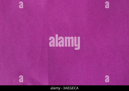 Hintergrund mit rosafarbener Papierstruktur. Gebrauchtes zerknittertes Packpapier. Subtile Textur. Stockfoto