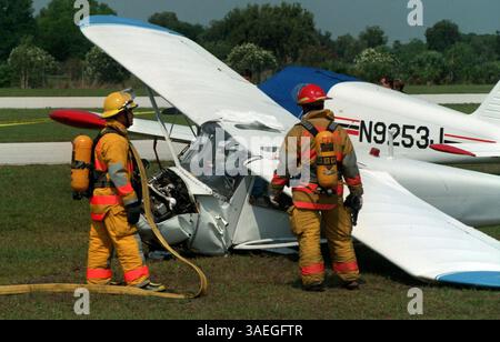 NP 46941 - - LIEFERUNG AN: NP Times - - 4/25/97 - - CLEARWATER - - BILDUNTERSCHRIFT INFO: Eine cesna 140 liegt am Boden neben einigen geparkten Flugzeugen, nachdem der Pilot beim Start die Energie verloren und versucht hatte, umzukehren. Er kam kurz vor der Start- und Landebahn auf den Rollweg, scherte das Fahrwerk ab und rutschte im Gras zum Stopp. - - Times Foto von: Jim Damaske - - Geschichte von: Tom Tobin - - GESCANNT VON: jfd - - ERSCHEINUNGSDATUM: 26/97 (Credit Image: St Petersburg Times/ZUMAPRESS.com) Stockfoto