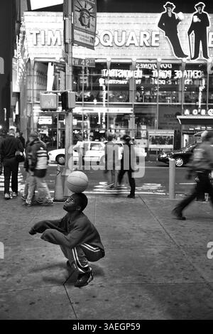 AJAXNETPHOTO. OKTOBER 2000. MANHATTAN, NEW YORK CITY, USA. DER MANN BALANCIERT BALL AUF KOPF AN DER W 42ND STREET UND AM TIMES SQUARE. FOTO: JONATHAN EASTLAND/AJAX REF:CD3551 01 23 Stockfoto