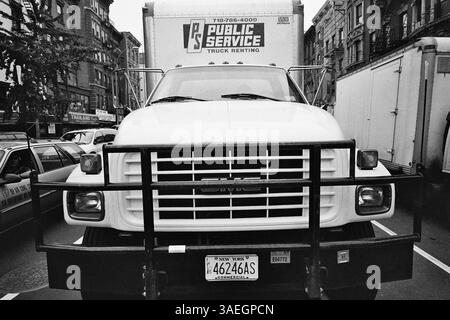 AJAXNETPHOTO. OKTOBER 2000. MANHATTAN, NEW YORK CITY, USA. - LKW-VERMIETUNG FÜR ÖFFENTLICHE DIENSTE - GMC (GENERAL MOTORS CORP) LKW HIELT AN DER ECKE 2ND AVENUE UND EAST 5TH STREET. FOTO: JONATHAN EASTLAND/AJAX REF:3549BW 17 31 Stockfoto