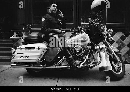 AJAXNETPHOTO. OKTOBER 2000. MANHATTAN, NEW YORK CITY, USA. - IN DER 7TH AVENUE - EIN POLIZEIBEAMTER AUS NEW YORK UND SEIN HARLEY DAVIDSON MOTORRAD IN DER NÄHE DER ECKE W.56TH STREET UND 7TH AVENUE. FOTO: JONATHAN EASTLAND/AJAX REF:3549BW 09 22A Stockfoto