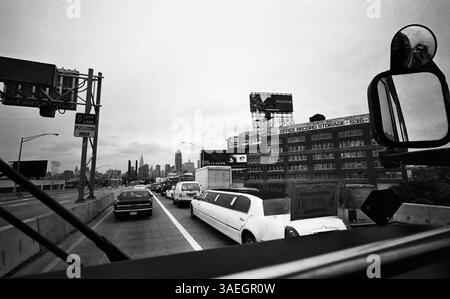 AJAXNETPHOTO. OKTOBER 2000. MANHATTAN, NEW YORK CITY, NYC, USA. - TUNNELANFLUG - JFK AIRPORT NACH MANHATTAN BUSFAHRER AUS DER PERSPEKTIVE DES ANFLUGS ZUM QUEENS MIDTOWN TUNNEL IN WESTLICHER RICHTUNG NACH MANHATTAN; EMPIRE STATE BUILDING GERADEAUS SICHTBAR. FOTO: JONATHAN EASTLAND/AJAXREF: CD3550BW 07 5 Stockfoto