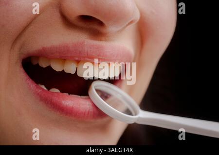 Zahnhygienische und zahnärztliche Versorgungskonzepte. Zahnspiegel und Zahnseide. Hygienekonzept und Mundhöhle. Zahnärztliche Klinik und stomatologisches Konzept Stockfoto