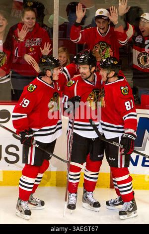 Dezember 2011 - Chicago, Illinois, USA S – Chicago Blackhawks Center Jonathan Toews (19) und Chicago Blackhawks Center Patrick Sharp (10) und Chicago Blackhawks Rechtshändler Marian Hossa (81) feiern das Tor im NHL-Hockeyspiel zwischen den Chicago Blackhawks und den Anaheim Ducks in Chicago, IL. Die Blackhawks besiegten die Ducks mit 4:1. (Bild: © Thomas Quinn/Southcreek/ZUMApress.com) Stockfoto