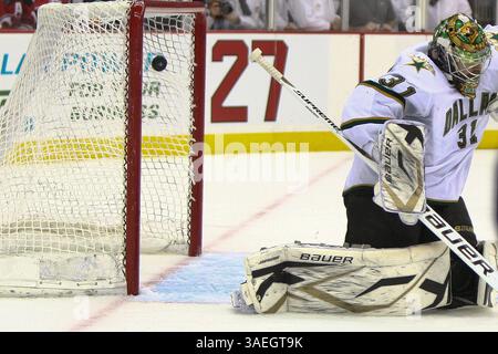 16. Dezember 2011 - Newark, New Jersey, Vereinigte Staaten von Amerika - der Torwart der Dallas Stars Richard Bachman (31) wird beim NHL-Spiel zwischen den Dallas Stars und den New Jersey Devils im Prudential Center in Newark, NJ, geschlagen (Credit Image: © Vinny Carchietta/Southcreek/ZUMAPRESS.com) Stockfoto