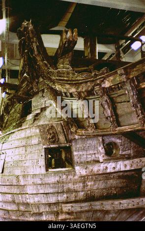 AJAXNETPHOTO. 1988. STOCKHOLM, SCHWEDEN. - ALTES KRIEGSSCHIFF - DIE WASA, DIE 1628 SANK UND AUS DEM EISIGEN WASSER DES STADTHAFENS GERETTET WURDE, WIRD IN EINER SPEZIELLEN FEUCHTIGKEITSKONTROLLIERTEN UMGEBUNG RESTAURIERT. FOTO: JONATHAN EASTLAND/AJAX REF: EPS202608 44 Stockfoto