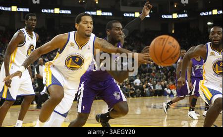 17. Dezember 2011 - Oakland, CA, USA - Jeremy Tyler (3) der Golden State Warriors kämpft mit J.J. Hickson der Sacramento Kings in der ersten Hälfte der Ausstellungsaktion in der Oracle Arena in Oakland, Kalifornien, am Samstag, 17. Dezember 2011 um Besitz. (Bild: © Jim Gensheimer/San Jose Mercury News/MCT/ZUMAPRESS.com) Stockfoto