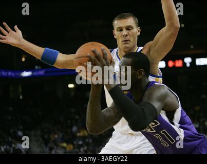 17. Dezember 2011 - Oakland, CA, USA - Andris Biedrins der Golden State Warriors bewacht J.J. Hickson in der ersten Hälfte der Ausstellung in der Oracle Arena in Oakland, Kalifornien, am Samstag, den 17. Dezember 2011. (Bild: © Jim Gensheimer/San Jose Mercury News/MCT/ZUMAPRESS.com) Stockfoto