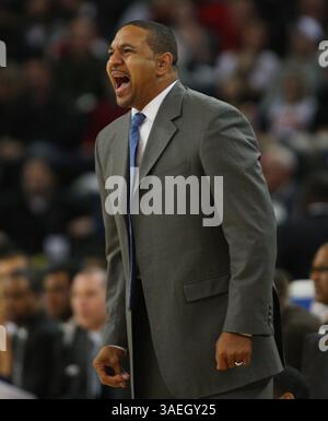 17. Dezember 2011 - Oakland, CA, USA - der Head Coach der Golden State Warriors, Mark Jackson, reagiert am Samstag, den 17. Dezember 2011 in der Oracle Arena gegen die Sacramento Kings. (Bild: © Jim Gensheimer/San Jose Mercury News/MCT/ZUMAPRESS.com) Stockfoto