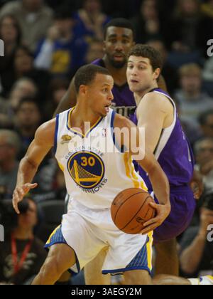 17. Dezember 2011 - Oakland, CA, USA - Stephen Curry () der Golden State Warriors (30) will in der ersten Hälfte der Ausstellungsaktion gegen die Sacramento Kings in der Oracle Arena in Oakland, Kalifornien, am Samstag, 17. Dezember 2011 bestehen. (Bild: © Jim Gensheimer/San Jose Mercury News/MCT/ZUMAPRESS.com) Stockfoto