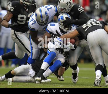 18. Dezember 2011 - Oakland, CA, USA - die Oakland Raiders-Defensive verwickelt Detroit Lions Kevin Smith (30) im ersten Quartal im O.Co Coliseum in Oakland, Kalifornien am Sonntag, den 18. Dezember 2011. (Kreditbild: © Nhat V. Meyer/San Jose Mercury News/MCT/ZUMAPRESS.com) Stockfoto