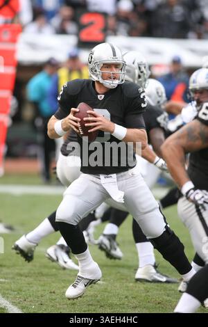 18. Dezember 2011 – Oakland, CA, USA – 18. Dezember 2011; Carson Palmer #3 der Raiders während des Spiels. Die Detroit Lions besiegten die Oakland Raiders mit 28-27 Punkten im Oakland Coliseum in Oakland, CA. (Bild: © Paul Lane/ZUMAPRESS.com) Stockfoto
