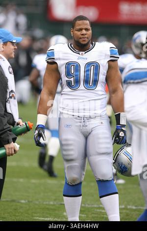 18. Dezember 2011 – Oakland, CA, USA – 18. Dezember 2011; Ndamukong Suh #90 der Lions während des Spiels. Die Detroit Lions besiegten die Oakland Raiders mit 28-27 Punkten im Oakland Coliseum in Oakland, CA. (Bild: © Paul Lane/ZUMAPRESS.com) Stockfoto