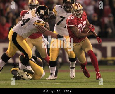 19. Dezember 2011 – San Francisco, CA, USA – San Francisco 49ers Carlos Rogers (22) spielt mit dem Ball, nachdem er am Montag, 19. Dezember 2011, im Candlestick Park in San Francisco, Kalifornien, im ersten Quartal gegen die Pittsburgh Steelers abgefangen hatte. (Kreditbild: © Nhat V. Meyer/San Jose Mercury News/MCT/ZUMAPRESS.com) Stockfoto