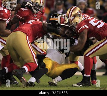 19. Dezember 2011: San Francisco, CA, USA – Pittsburgh Steelers Running Back Rashard Mendenhall (34) verliert seinen Helm während des ersten Viertels gegen die San Francisco 49ers im Candlestick Park in San Francisco, Kalifornien am Montag, den 19. Dezember 2011. (Kreditbild: © Nhat V. Meyer/San Jose Mercury News/MCT/ZUMAPRESS.com) Stockfoto