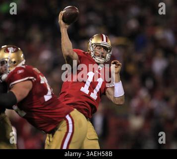 19. Dezember 2011 – San Francisco, CA, USA – San Francisco 49ers Starting Quarterback Alex Smith (11) wirft am Montag, 19. Dezember 2011, im Candlestick Park in San Francisco, Kalifornien gegen die Pittsburgh Steelers. (Kreditbild: © Nhat V. Meyer/San Jose Mercury News/MCT/ZUMAPRESS.com) Stockfoto