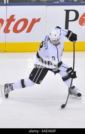 Dezember 2011 - Toronto, Ontario, Kanada - 19. Dezember 2011 - Toronto, Ontario, Kanada. L.A. Defenceman Drew Doughty macht einen Schuss im Netz während des Spiels der NHL L.A. Kings gegen die Toronto Maple Leafs im Air Canada Centre. (Bild: © Gary Angus/Southcreek/ZUMAPRESS.com) Stockfoto