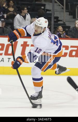 Dezember 2011 - Winnipeg, Manitoba, Kanada - NHL 2011 - 20. Dezember; Winnipeg, MB, CAN; New York Islanders Center Josh Bailey (12) während des Vorspiels im MTS Centre. Obligatorischer Credit: Bobby Navasca – Southcreek Global Media (Bild: © Bobby Navasca/Southcreek/ZUMAPRESS.com) Stockfoto