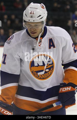 20. Dezember 2011: Winnipeg, Manitoba, Kanada, NHL 2011 - 20. Dezember; Winnipeg, MB, CAN; New York Islanders Stürmer Kyle Okposo (21) während des Vorspiels im MTS Centre. Obligatorischer Credit: Bobby Navasca – Southcreek Global Media (Bild: © Bobby Navasca/Southcreek/ZUMAPRESS.com) Stockfoto