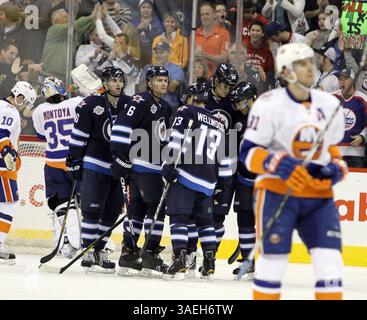 20. Dezember 2011 – Winnipeg, Manitoba, Kanada – NHL 2011 – 20. Dezember; Winnipeg, MB, CAN; Winnipeg Jets feiern ihr erstes Tor, das Stürmer Andrew Ladd (16) in der ersten Periode im MTS Centre erzielt hat. Obligatorischer Credit: Bobby Navasca – Southcreek Global Media (Bild: © Bobby Navasca/Southcreek/ZUMAPRESS.com) Stockfoto
