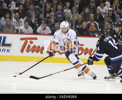 20. Dezember 2011 - Winnipeg, Manitoba, Kanada - NHL 2011 - 20. Dezember; Winnipeg, MB, CAN; New York Islanders Forward Kyle Okposo (21) bringt den Puck während der ersten Periode im MTS Centre auf das Eis. Obligatorischer Credit: Bobby Navasca – Southcreek Global Media (Bild: © Bobby Navasca/Southcreek/ZUMAPRESS.com) Stockfoto