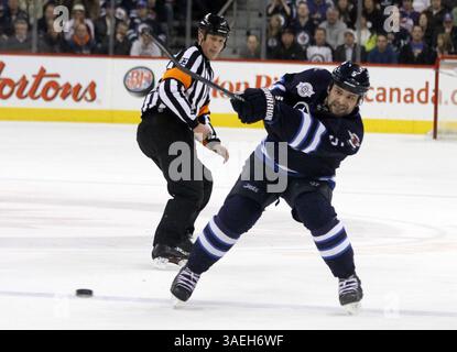 20. Dezember 2011: Winnipeg, Manitoba, Kanada – NHL 2011 – 20. Dezember; Winnipeg, MB, CAN; Winnipeg Jets Defenseman mit einem Schlag während der zweiten Periode im MTS Centre. Obligatorischer Credit: Bobby Navasca – Southcreek Global Media (Bild: © Bobby Navasca/Southcreek/ZUMAPRESS.com) Stockfoto