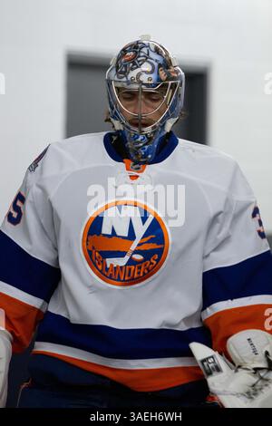 20. Dezember 2011: Winnipeg, Manitoba, Kanada, NHL 2011 - 20. Dezember; Winnipeg, MB, CAN; New York Islanders Torwart Al Montoya (35) auf dem Weg ins Eis für die Aufwärmphase im MTS Centre. Obligatorischer Credit: Bobby Navasca – Southcreek Global Media (Bild: © Bobby Navasca/Southcreek/ZUMAPRESS.com) Stockfoto