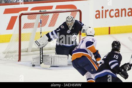 20. Dezember 2011: Winnipeg, Manitoba, Kanada – NHL 2011 – 20. Dezember; Winnipeg, MB, CAN; Winnipeg Jets Torhüter Ondrej Pavelec (31) mit einem Stock im MTS Center. Die New York Islanders gewinnen mit 3:2. Obligatorischer Credit: Bobby Navasca – Southcreek Global Media (Bild: © Bobby Navasca/Southcreek/ZUMAPRESS.com) Stockfoto