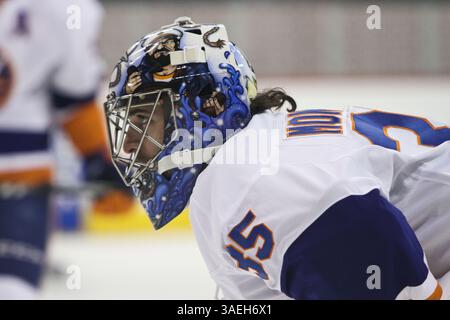 20. Dezember 2011: Winnipeg, Manitoba, Kanada, NHL 2011 - 20. Dezember; Winnipeg, MB, CAN; New York Islanders Torwart Al Montoya (35) während des Vorspiels im MTS Centre. Obligatorischer Credit: Bobby Navasca – Southcreek Global Media (Bild: © Bobby Navasca/Southcreek/ZUMAPRESS.com) Stockfoto