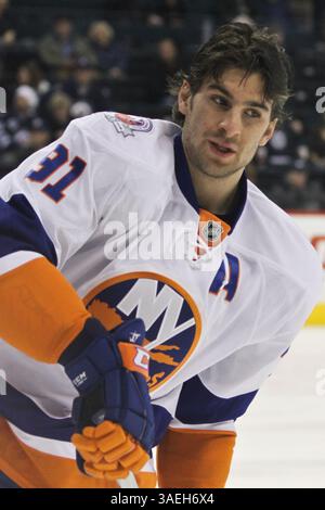 20. Dezember 2011: Winnipeg, Manitoba, Kanada, NHL 2011 - 20. Dezember; Winnipeg, MB, CAN; New York Islanders Center John Tavares (91) während des Vorspiels im MTS Centre. Obligatorischer Credit: Bobby Navasca – Southcreek Global Media (Bild: © Bobby Navasca/Southcreek/ZUMAPRESS.com) Stockfoto