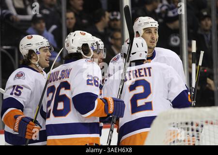 20. Dezember 2011 – Winnipeg, Manitoba, Kanada – NHL 2011 – 20. Dezember; Winnipeg, MB, CAN; New York Islanders feiern ihr erstes Tor, das Stürmer P.A. Parenteau (15) in der ersten Periode im MTS Centre erzielte. Obligatorischer Credit: Bobby Navasca – Southcreek Global Media (Bild: © Bobby Navasca/Southcreek/ZUMAPRESS.com) Stockfoto