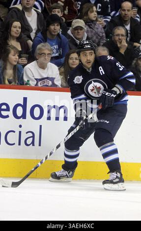 20. Dezember 2011 - Winnipeg, Manitoba, Kanada - NHL 2011 - 20. Dezember; Winnipeg, MB, CAN; Winnipeg Jets Defenseman Dustin Byfuglien (33) hielt sich während der zweiten Periode im MTS Centre am Puck fest. Obligatorischer Credit: Bobby Navasca – Southcreek Global Media (Bild: © Bobby Navasca/Southcreek/ZUMAPRESS.com) Stockfoto