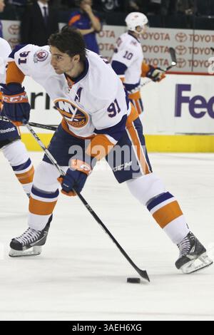 20. Dezember 2011: Winnipeg, Manitoba, Kanada, NHL 2011 - 20. Dezember; Winnipeg, MB, CAN; New York Islanders Center John Tavares (91) während des Vorspiels im MTS Centre. Obligatorischer Credit: Bobby Navasca – Southcreek Global Media (Bild: © Bobby Navasca/Southcreek/ZUMAPRESS.com) Stockfoto