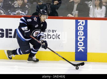 20. Dezember 2011 - Winnipeg, Manitoba, Kanada - NHL 2011 - 20. Dezember; Winnipeg, MB, CAN; Winnipeg Jets Center Alexander Burmistrov (8), der den Puck spät in der dritten Periode im MTS Center bearbeitet. Die New York Islanders gewinnen mit 3:2. Obligatorischer Credit: Bobby Navasca – Southcreek Global Media (Bild: © Bobby Navasca/Southcreek/ZUMAPRESS.com) Stockfoto