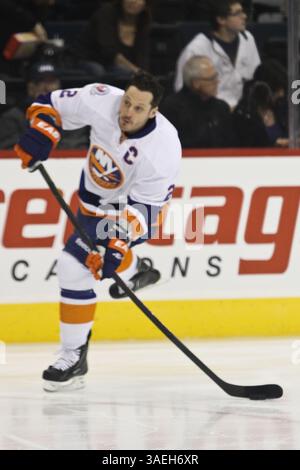 20. Dezember 2011: Winnipeg, Manitoba, Kanada – NHL 2011 – 20. Dezember; Winnipeg, MB, CAN; New York Islanders Defenseman Mark Streit (2) während des Vorspiels im MTS Centre. Obligatorischer Credit: Bobby Navasca – Southcreek Global Media (Bild: © Bobby Navasca/Southcreek/ZUMAPRESS.com) Stockfoto