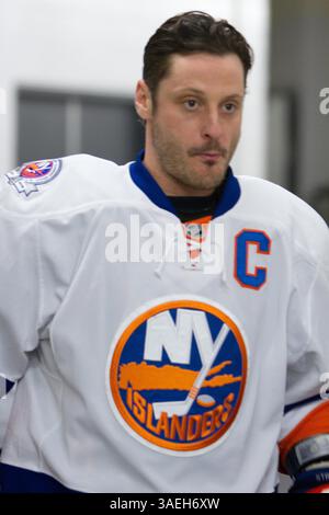 20. Dezember 2011 – Winnipeg, Manitoba, Kanada – NHL 2011 – 20. Dezember; Winnipeg, MB, CAN; New York Islanders Defenseman Mark Streit (2) auf dem Weg ins Eis, um sich im MTS Centre vor dem Spiel aufzuwärmen. Obligatorischer Credit: Bobby Navasca – Southcreek Global Media (Bild: © Bobby Navasca/Southcreek/ZUMAPRESS.com) Stockfoto