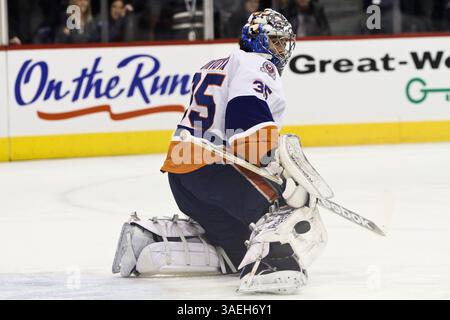 20. Dezember 2011: Winnipeg, Manitoba, Kanada, NHL 2011 - 20. Dezember; Winnipeg, MB, CAN; New York Islanders Torwart Al Montoya (35) während des Vorspiels im MTS Centre. Obligatorischer Credit: Bobby Navasca – Southcreek Global Media (Bild: © Bobby Navasca/Southcreek/ZUMAPRESS.com) Stockfoto