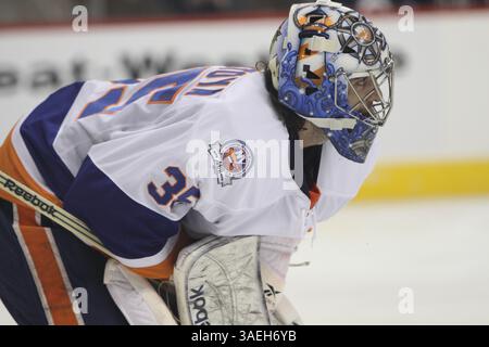 20. Dezember 2011: Winnipeg, Manitoba, Kanada – NHL 2011 – 20. Dezember; Winnipeg, MB, CAN; New York Islanders Torwart Al Montoya (35) während eines zweiten Zeitraums im MTS Centre. Obligatorischer Credit: Bobby Navasca – Southcreek Global Media (Bild: © Bobby Navasca/Southcreek/ZUMAPRESS.com) Stockfoto