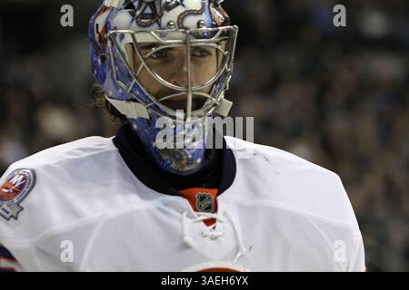 20. Dezember 2011: Winnipeg, Manitoba, Kanada – NHL 2011 – 20. Dezember; Winnipeg, MB, CAN; New York Islanders Torwart Al Montoya (35) während einer Auszeit im MTS Centre. Obligatorischer Credit: Bobby Navasca – Southcreek Global Media (Bild: © Bobby Navasca/Southcreek/ZUMAPRESS.com) Stockfoto