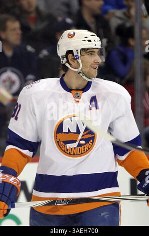 Dezember 2011 - Winnipeg, Manitoba, Kanada - NHL 2011 - 20. Dezember; Winnipeg, MB, CAN; New York Islanders Center John Tavares (91) während eines zweiten Zeitraums im MTS Centre. Obligatorischer Credit: Bobby Navasca – Southcreek Global Media (Bild: © Bobby Navasca/Southcreek/ZUMAPRESS.com) Stockfoto