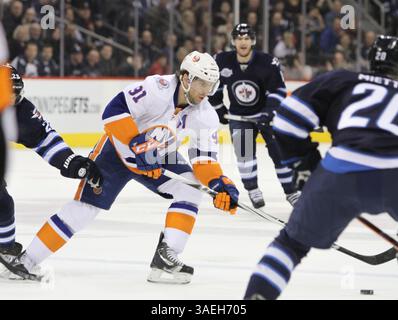 20. Dezember 2011 - Winnipeg, Manitoba, Kanada - NHL 2011 - 20. Dezember; Winnipeg, MB, CAN; New York Islanders Center John Tavares (91) versuchte, die Winnipeg-Verteidigung während der ersten Periode im MTS Centre zu passieren. Obligatorischer Credit: Bobby Navasca – Southcreek Global Media (Bild: © Bobby Navasca/Southcreek/ZUMAPRESS.com) Stockfoto
