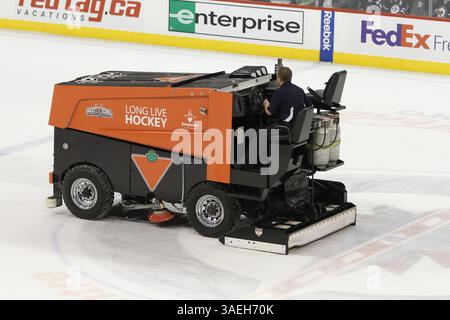 20. Dezember 2011 - Winnipeg, Manitoba, Kanada - NHL 2011 - 20. Dezember; Winnipeg, MB, CAN; die zamboni bereiten das Eis für die Schießerei im MTS Center vor. Die New York Islanders gewinnen mit 3:2. Obligatorischer Credit: Bobby Navasca – Southcreek Global Media (Bild: © Bobby Navasca/Southcreek/ZUMAPRESS.com) Stockfoto