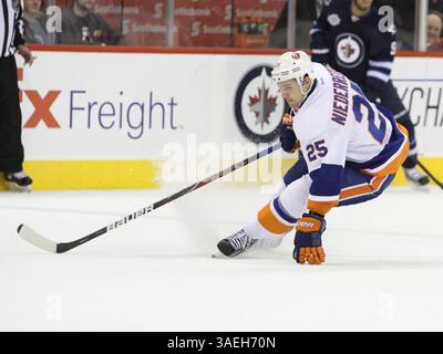 Dezember 2011 - Winnipeg, Manitoba, Kanada - NHL 2011 - 20. Dezember; Winnipeg, MB, CAN; New York Islanders Forward Nino Niederreiter (25), der in der ersten Phase im MTS Centre schnell umgestiegen ist. Obligatorischer Credit: Bobby Navasca – Southcreek Global Media (Bild: © Bobby Navasca/Southcreek/ZUMAPRESS.com) Stockfoto