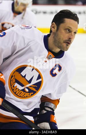 20. Dezember 2011: Winnipeg, Manitoba, Kanada – NHL 2011 – 20. Dezember; Winnipeg, MB, CAN; New York Islanders Defenseman Mark Streit (2) während des Vorspiels im MTS Centre. Obligatorischer Credit: Bobby Navasca – Southcreek Global Media (Bild: © Bobby Navasca/Southcreek/ZUMAPRESS.com) Stockfoto