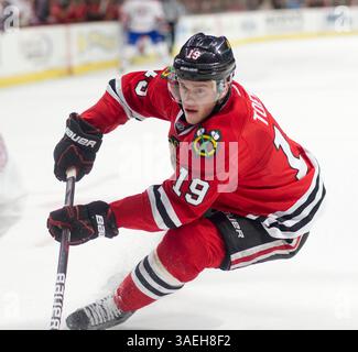 21. Dezember 2011: Chicago, IL. Blackhawk Jonathan Toews #19 in Aktion während des NHL-Spiels zwischen den Chicago Blackhawks und den Montreal Canadiens im United Center in Chicago, Illinois. (Bild: © Mike Wulf/Cal Sport Media/ZUMAPRESS.com) Stockfoto