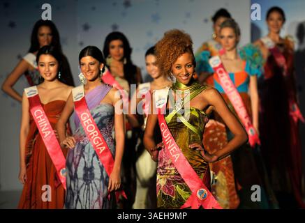 22. Dezember 2011 – Kuala Lumpur, Malaysia – Miss Tourism International 2011 Teilnehmer, darunter Miss Tourism Guinea SARA JASMINE SIDIBE (C), posieren auf der Bühne während des Internationalen Batik Fashion Designer Wettbewerbs in Kuala Lumpur. 54 Schönheitsköniginnen aus der ganzen Welt präsentieren die Batik-Outfits, die von malaysischen Designern während des ersten internationalen Batik Fashion Designers Competition hier im Rahmen des Miss Tourism International World Final 2011 entworfen wurden. (Kreditbild: © Najjua Zulkefli/ZUMAPRESS.com) Stockfoto
