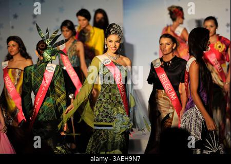 22. Dezember 2011 – Kuala Lumpur, Malaysia – Miss Tourism International 2011 Teilnehmer posieren auf der Bühne während des Internationalen Batik Fashion Designer Wettbewerbs in Kuala Lumpur. 54 Schönheitsköniginnen aus der ganzen Welt präsentieren die Batik-Outfits, die von malaysischen Designern während des ersten internationalen Batik Fashion Designers Competition hier im Rahmen des Miss Tourism International World Final 2011 entworfen wurden. (Kreditbild: © Najjua Zulkefli/ZUMAPRESS.com) Stockfoto