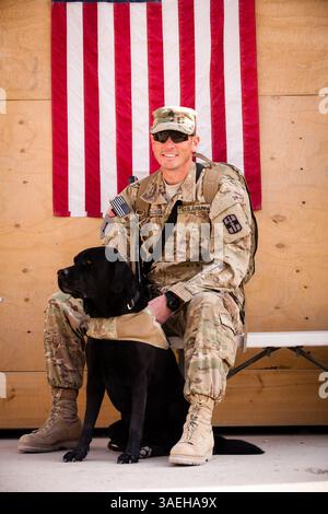 19. Dezember 2011 - Kandahar, Afghanistan - Handler-Sgt. PAUL McCullough und Therapiehund, Sgt. 1. Die Klasse Zeke ist Teil des 113th Medical Detachment Combat Stress Control Teams der Army Reserve, das zur Unterstützung der Task Force „Arctic Wolves“ aus Fort Wainwright, Alaska, eingesetzt wurde. Zeke dient Soldaten als Eisbrecher und hilft ihnen bei den Herausforderungen des Kampfes (Bild: © JR Ancheta/ZUMAPRESS.com) Stockfoto