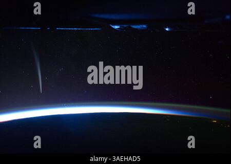 21. Dezember 2011 - Lower Earth Orbit - der Kommandant der Internationalen Raumstation Dan Burbank hat am Mittwoch spektakuläre Bilder des Kometen Lovejoy aus etwa 240 Meilen über dem Horizont der Erde aufgenommen. Burbank beschrieb den Kometen vor zwei Nächten als „das erstaunlichste, was ich je im Weltraum gesehen habe“ in einem Interview mit WDIV-TV in Detroit. Letzte Nacht hat er Hunderte von Standbildern des Kometen aufgenommen. (Kreditbild: © Dan Burbank/NASA/ZUMAPRESS.com) Stockfoto